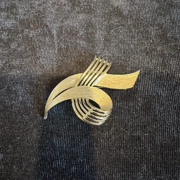 Vintage Trifari brooch - Picture 6 of 6